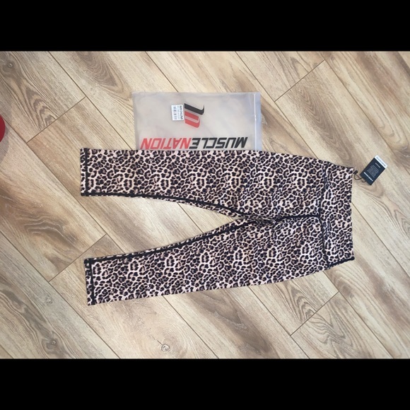 ***SOLD*** Yellow Leopard Scrunch bum leggings - Picture 7 of 9